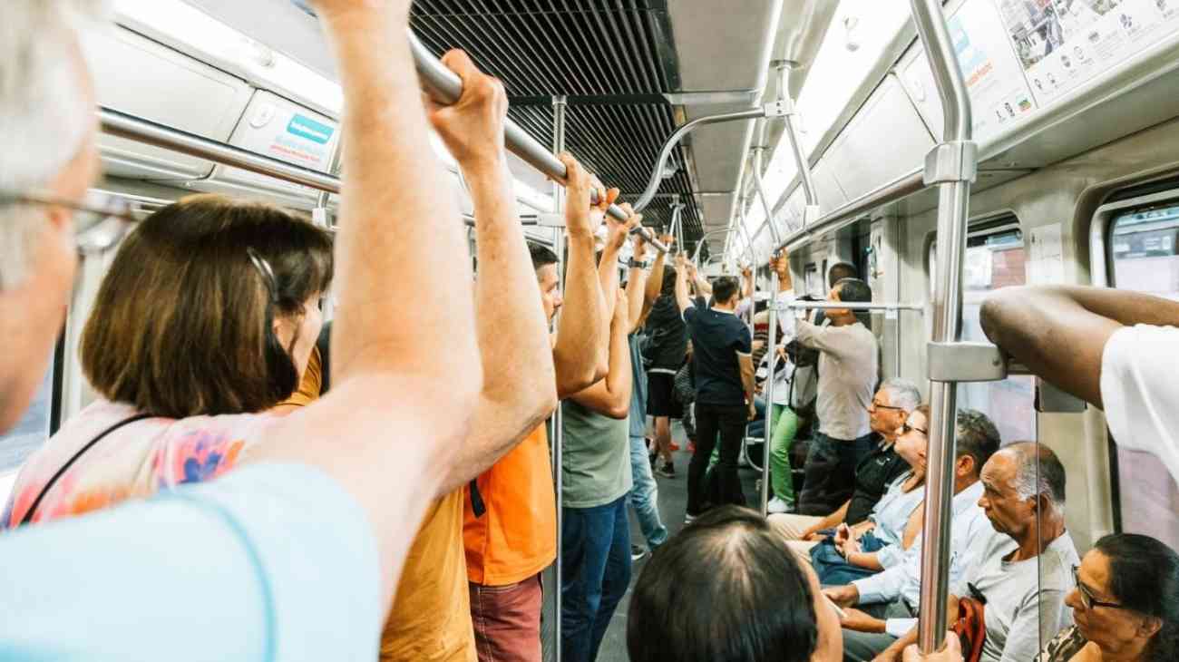 pendolari in viaggio in metro