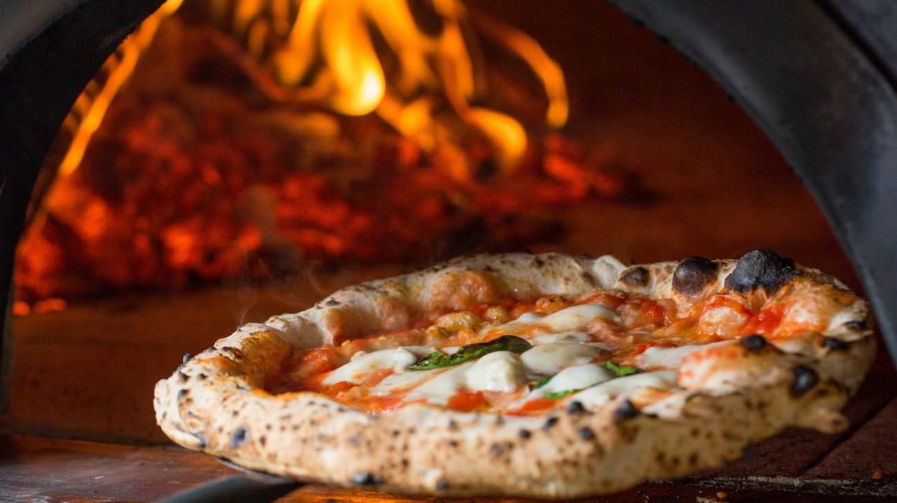 pizza Margherita cotta al forno a legna