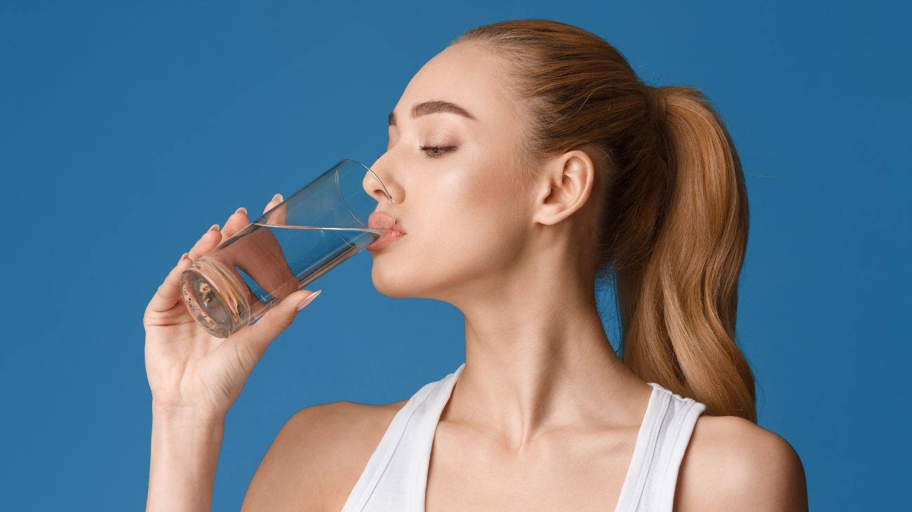 ragazza sorseggia d'acqua