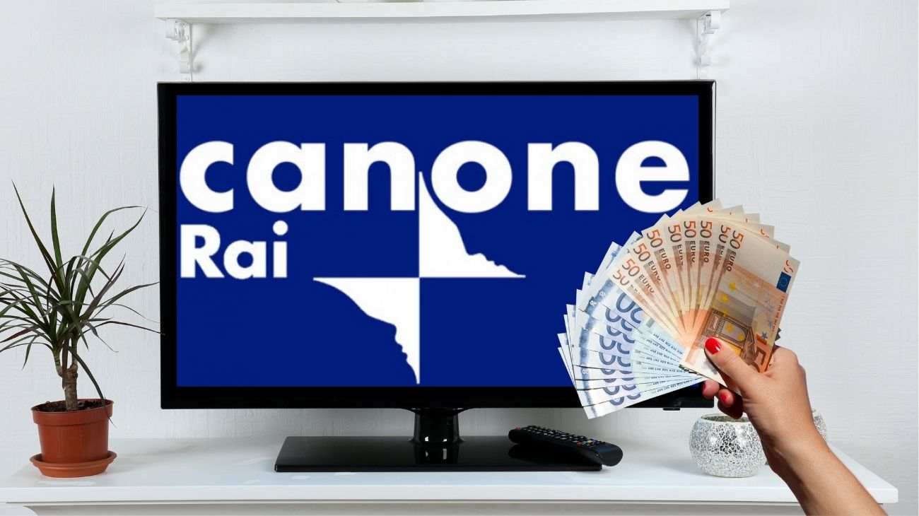 Televisione accesa su comodino salotto