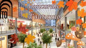 centro commerciale con bancarelle d'autunno