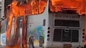 Autobus in fiamme