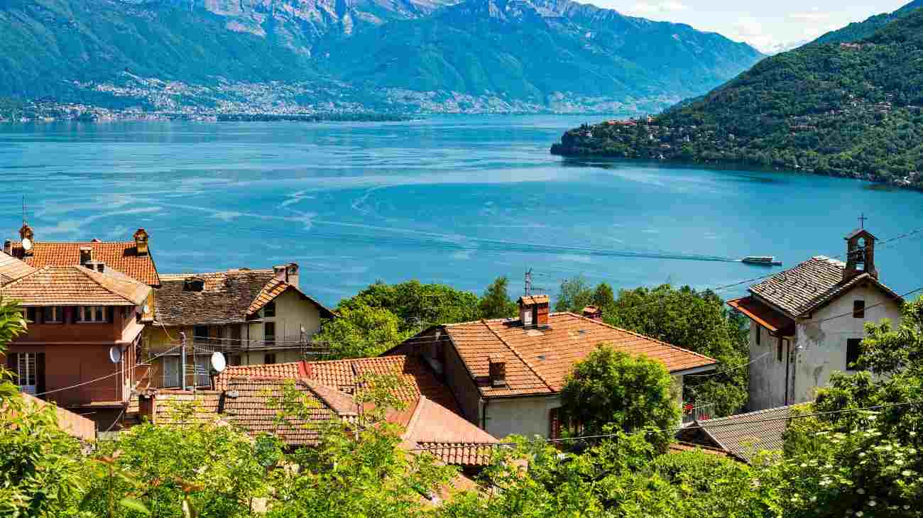 Borgo che affaccia sul Lago Maggiore