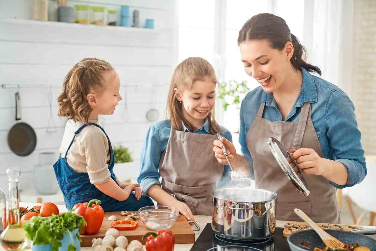 Famiglia cucina