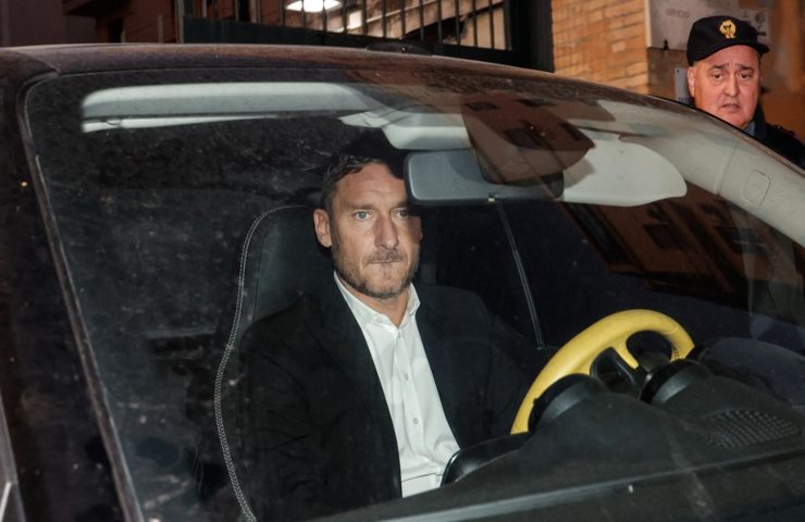 Francesco Totti evita i paparazzi in auto