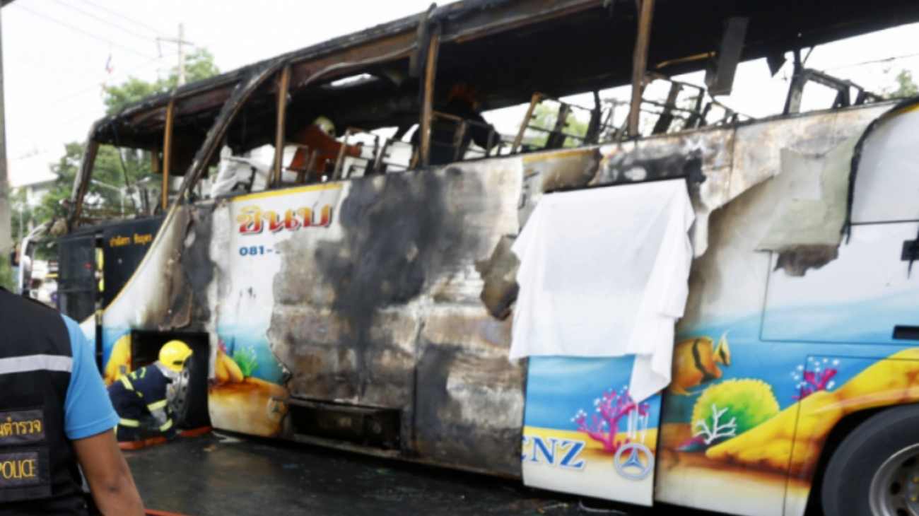 La carcassa del bus dopo l'incendio 