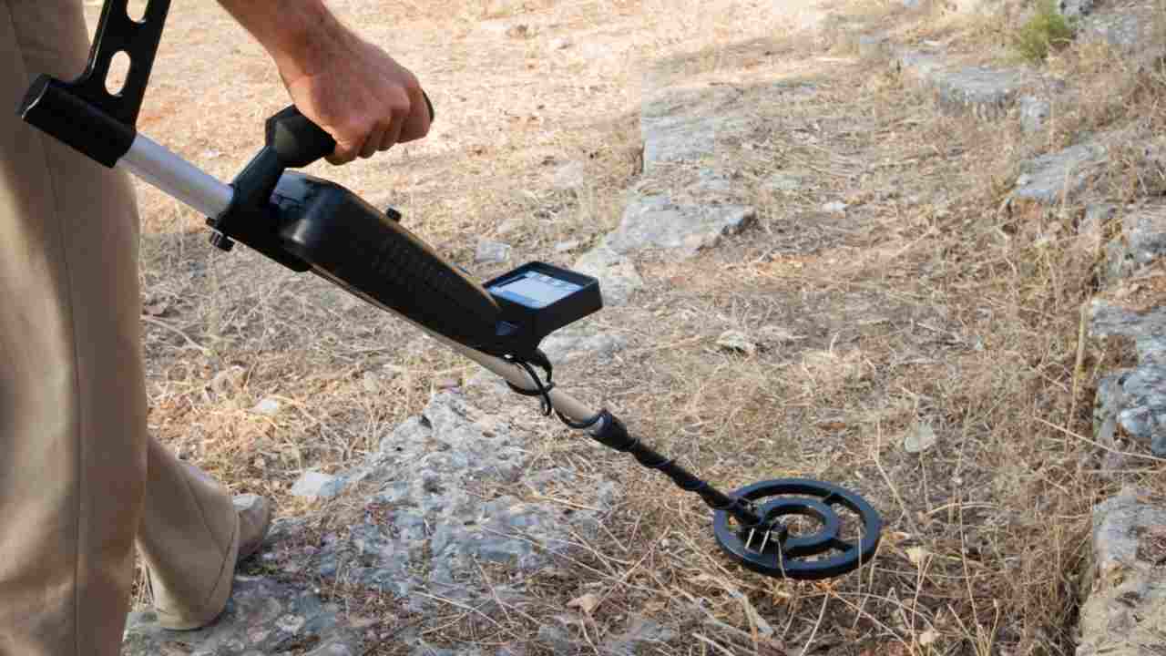 Cercare tesori nascosti metal detector spiaggia mare fiume