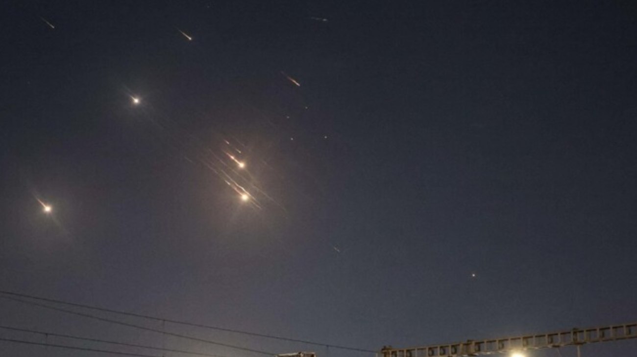 cielo notturno tempestato da missili