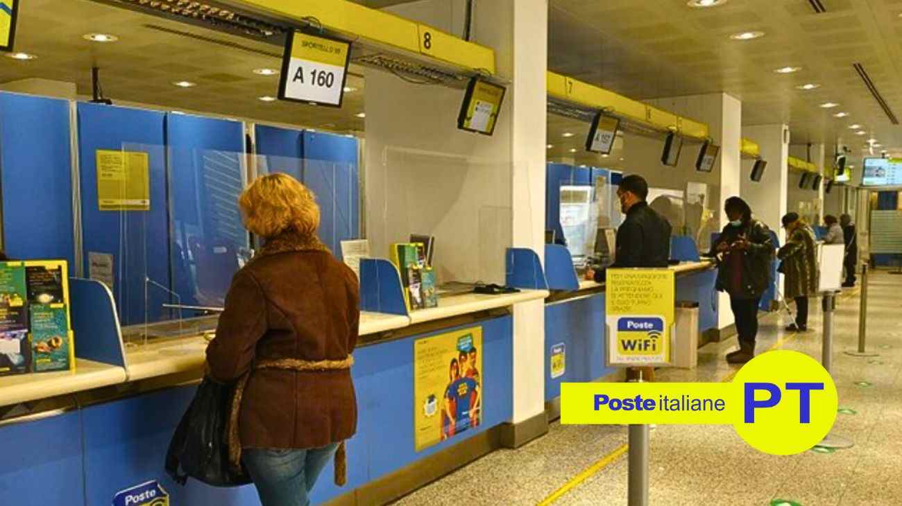 cittadini in fila presso Poste Italiane