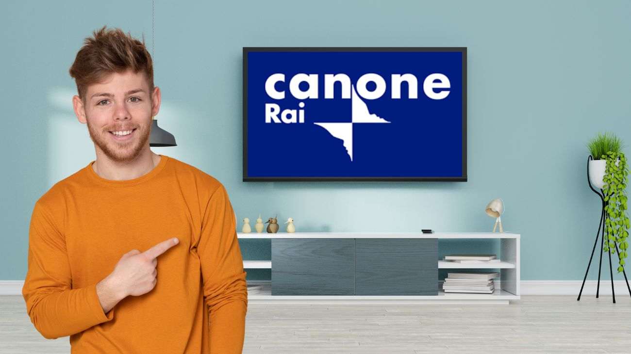 Soggiorno spoglio con televisore