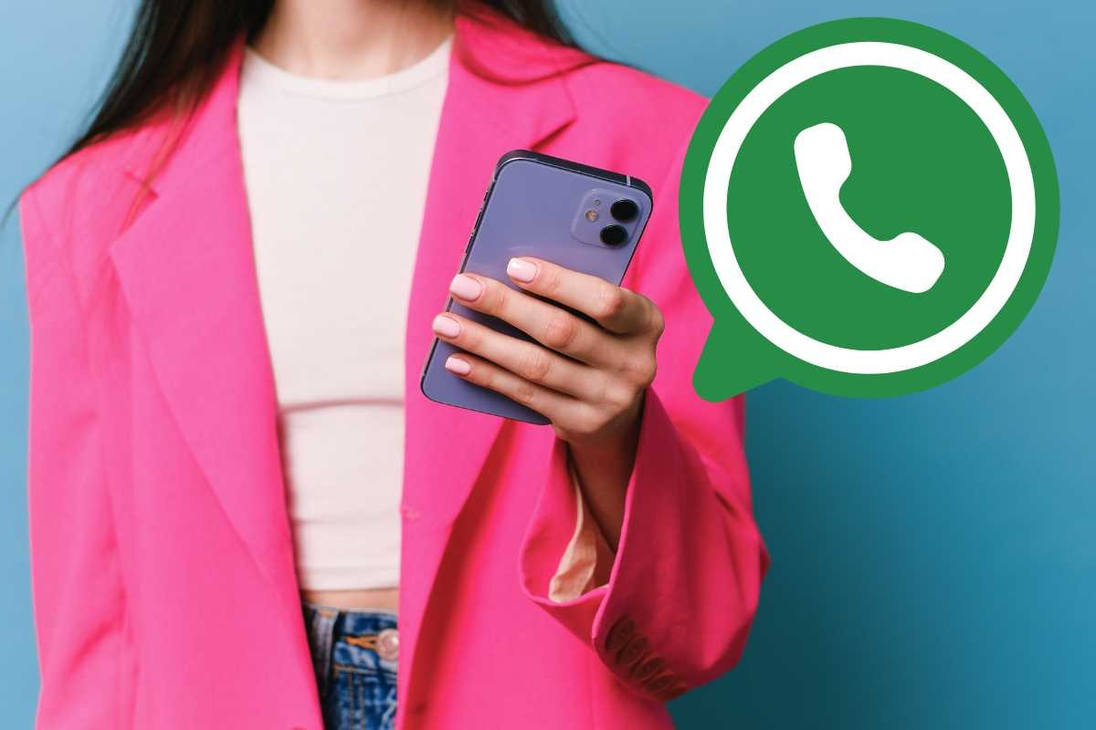 Donna con cellulare, logo WhatsApp