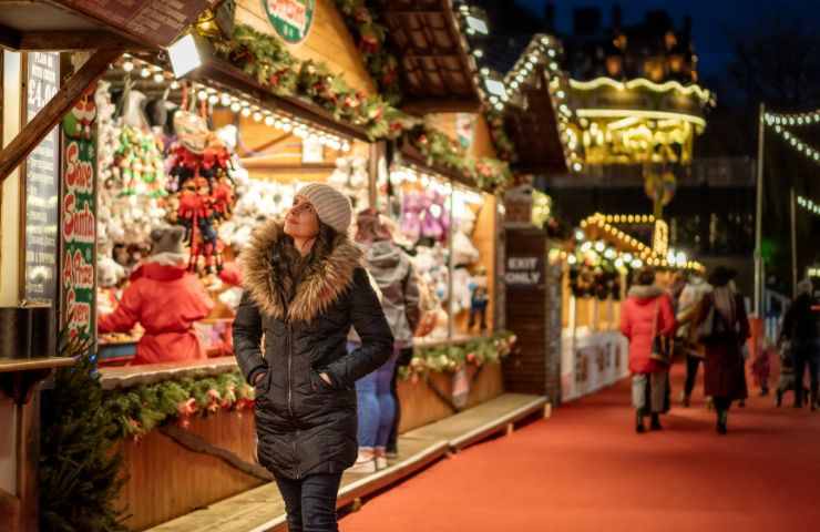 Donna e mercatini natale