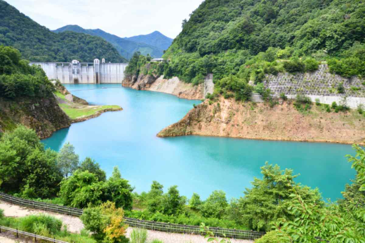 corso di un lago con diga