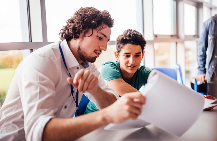 Giovani al lavoro a scuola