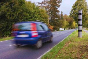 un'auto che sfreccia e l'autovelox