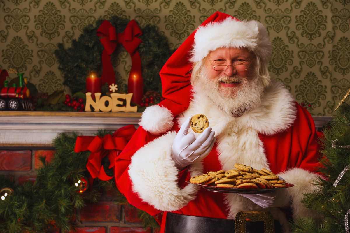 Babbo Natale sorride e offre dei biscotti