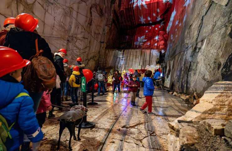 persone che camminano in una grotta