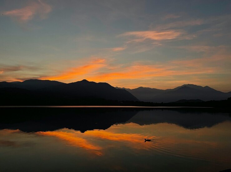 Lago di avigliana al tramonto