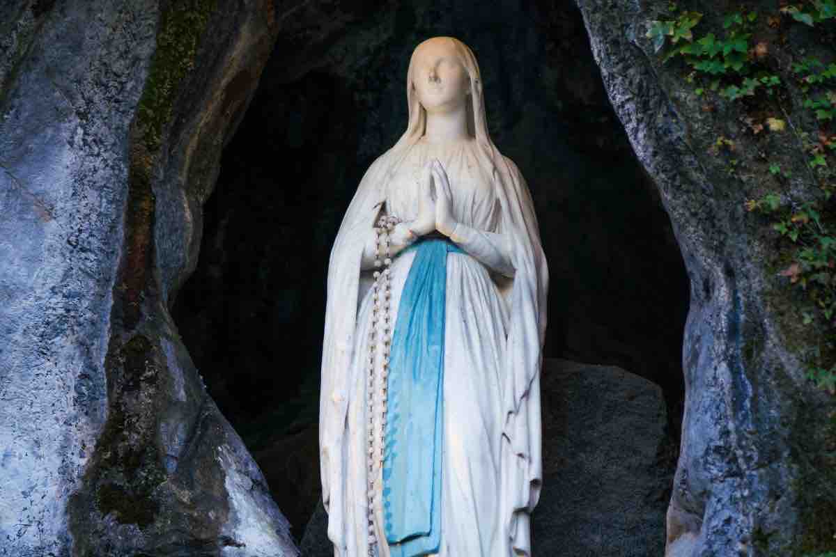 Grotta di Massabielle a Lourdes statua della Madonna