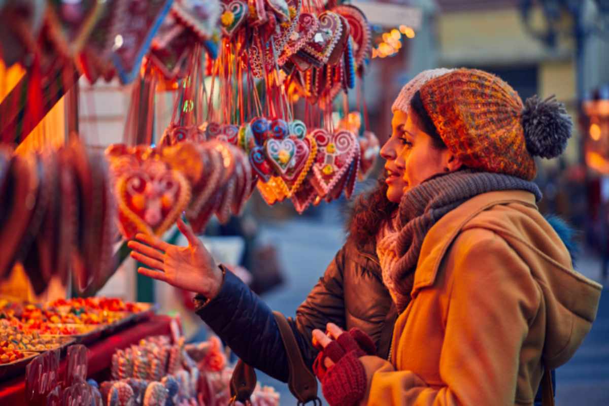 donne che guardano prodotti da mercatino