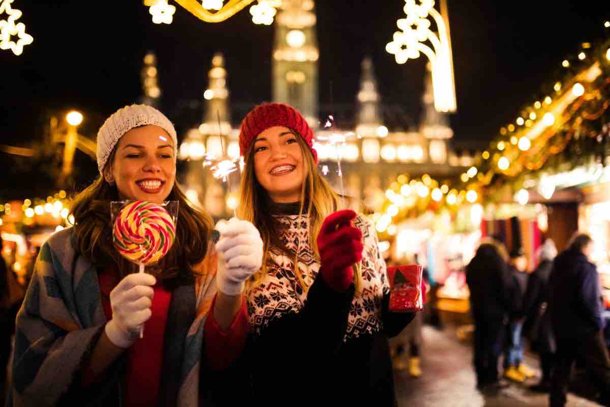 Ragazze sorridenti al mercatino di Natale